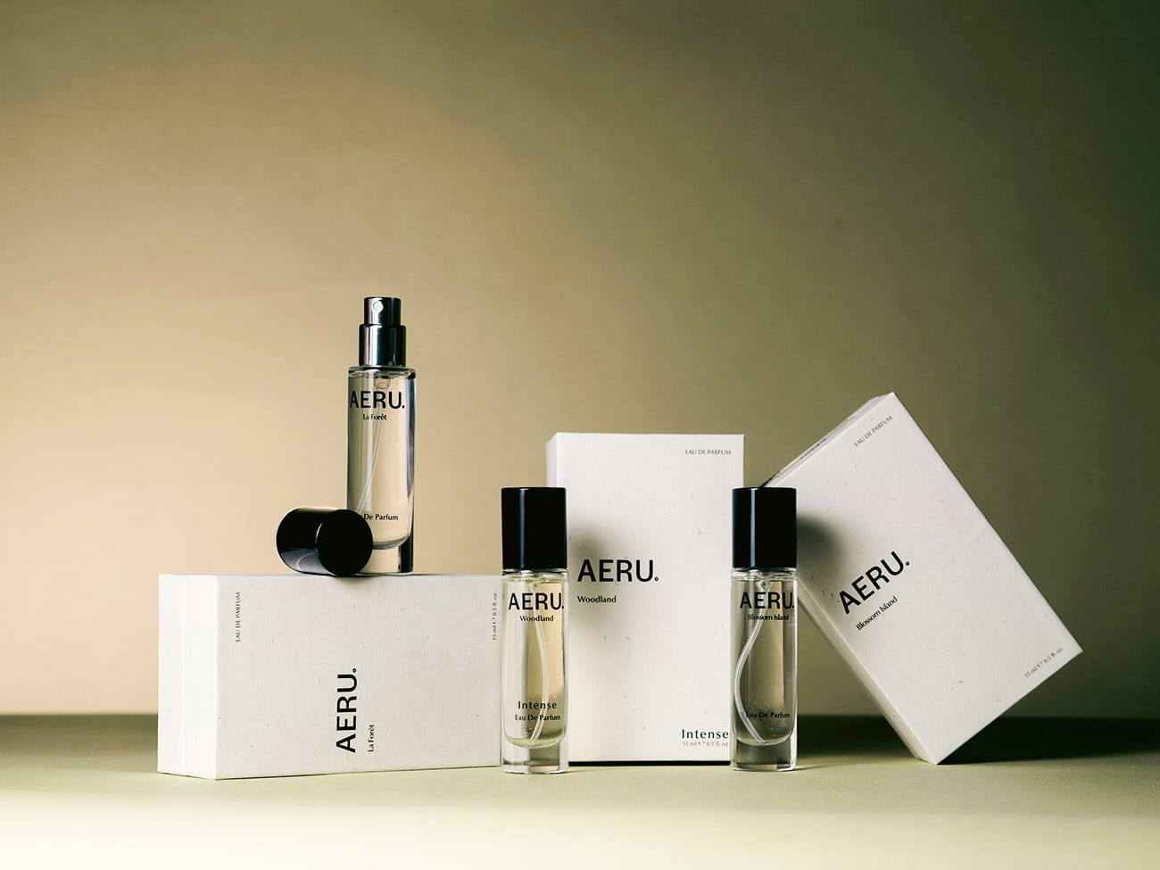 عبوات عطر بسيطة بزجاجات زجاجية