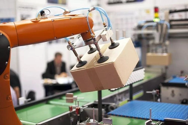 an robotic arm working with cardboard boxes