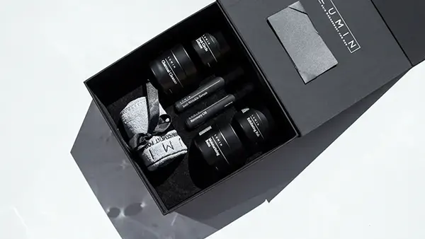 scatola rigida nera con prodotti di lusso per la cura della pelle