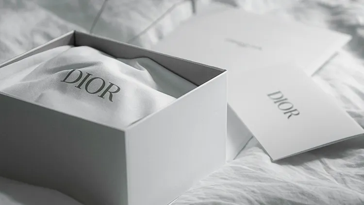 unboxing della scatola regalo di lusso